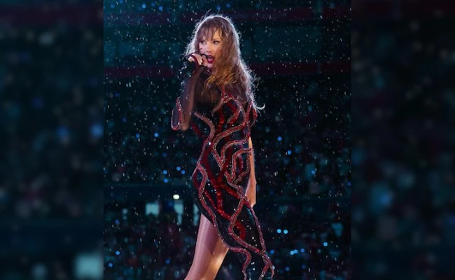 Taylor Swift stuck on stage platform